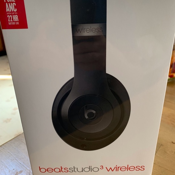 Beats Studio 3 Wireless headphones. - Picture 2 of 5
